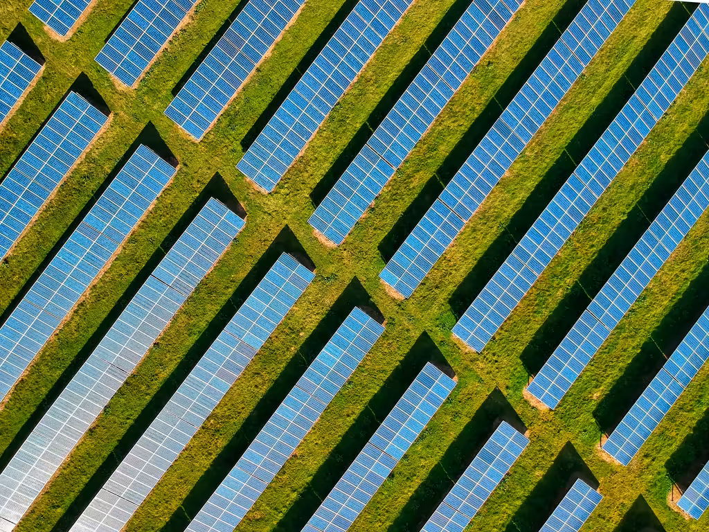 Panel sıralarının havadan çekilmiş görünümü