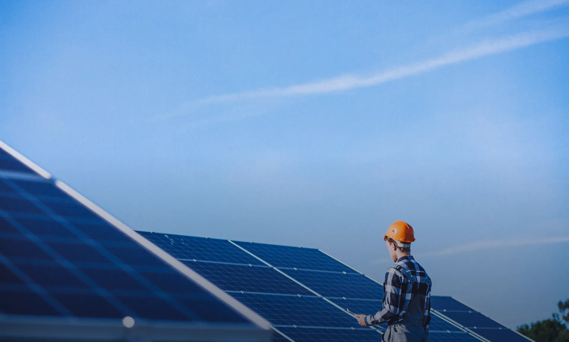Panel sıralarının yanında kontrol yapan teknisyen